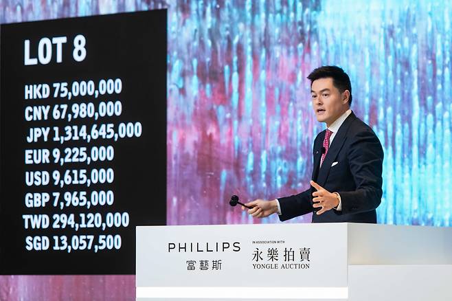 필립스 아시아 대표이자 경매사인 조너선 크로켓(Jonathan Crockett)이 11월 30일 열린 '20세기·동시대 미술 이브닝세일'에서 게르하르트 리히터의 'Abstraktes Bild (774-1)'를 8900만홍콩달러(148억5000만원)에 낙찰시켰다. [필립스홍콩]