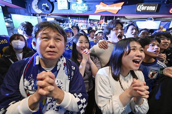 일본 도쿄의 번화가 시부야(澁谷)에 있는 한 스포츠바에서 약 120석을 가득 메운 시민들이 6일(한국시간) 열린 2022 국제축구연맹(FIFA) 카타르 월드컵 16강전 일본과 크로아티아전을 보면서 일본 대표팀을 응원하고 있다. [연합]