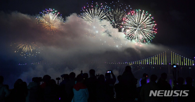 【부산=뉴시스】 하경민 기자 = '제15회 부산불꽃축제'가 열린 2일 오후 부산 수영구 광안리 해수욕장 앞바다에서 화려한 불꽃쇼가 펼쳐지고 있다.  올해는 '부산에 가면…'이라는 주제로 수 만발의 불꽃이 가을 밤하늘을 수 놓았다. 2019.11.02.yulnetphoto@newsis.com