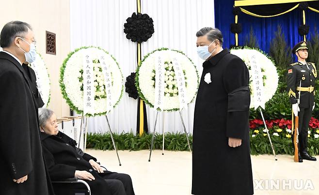 [베이징=신화/뉴시스] 5일 시진핑 국가주석이 베이징 인민해방군 종합병원에서 지난달 30일 사망한 장쩌민 전 국가주석의 유가족에게 위로를 전하고 있다. 2022.12.06
