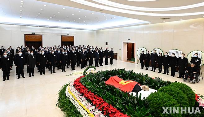 [중국=신화/뉴시스] 5일 베이징 중국 인민해방군 종합병원에 안치된 고(故) 장쩌민 전 중국 국가주석. 2022.12.06.