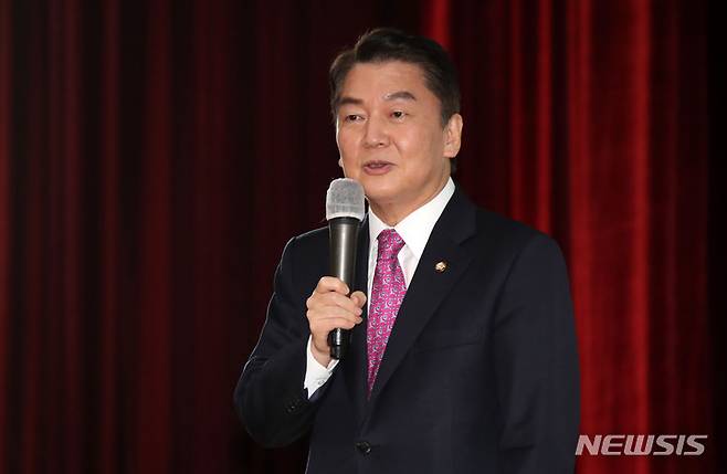 [고양=뉴시스] 김선웅 기자 = 안철수 국민의힘 의원이 지난 10월28일 경기 고양시 덕양구청에서 열린 국민의힘 경기도당 고양시(갑) 당원협의회 당원연수에서 강연을 하고 있다. 2022.10.28 mangusta@newsis.com