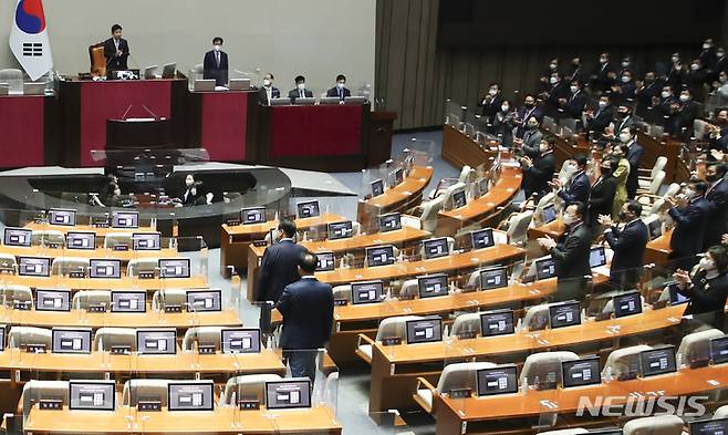 [서울=뉴시스] 김선웅 기자 = 윤석열 대통령이 25일 서울 여의도 국회 본회의장에서 2023년도 예산안 및 기금운용계획안에 대한 시정연설을 하기 위해 입장하고 있다. (공동취재사진) 2022.10.25. photo@newsis.com