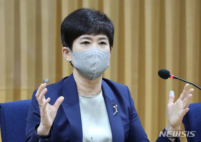 [서울=뉴시스] 조수정 기자 = 공군 성폭력 피해자 고(故) 이예람 중사 특검팀 안미영 특별검사가 지난 9월13일 오후 서울 서초동 서울지방변호사회관에서 출범 후 100일간의 수사결과를 발표하고 있다. 2022.09.13. chocrystal@newsis.com