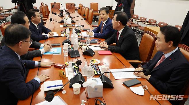 [서울=뉴시스] 고범준 기자 = 주호영 국민의힘 원내대표와 박홍근 더불어민주당 원내대표, 여야 예결위 간사들이 6일 오후 서울 여의도 국회에서 내년도 예산안 처리를 위한 막바지 협상을 하고 있다. 2022.12.06. bjko@newsis.com