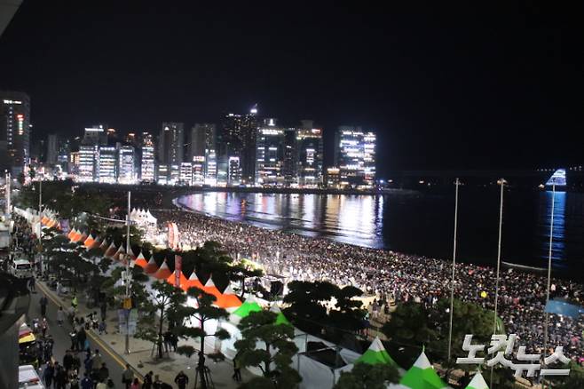 지난 2019년 열린 제15회 부산불꽃축제 현장을 가득 메운 인파. 박진홍 기자