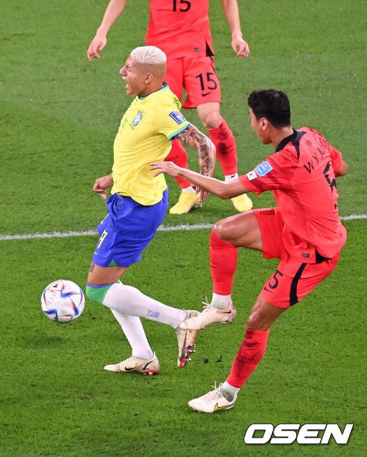 [OSEN=도하(카타르) 박준형 기자]브라질 히샤를리송에게 정우영이 골라인 안에서 파울을 범하며 PK 허용하고 있다. 2022.12.05 / soul1014@osen.co.kr
