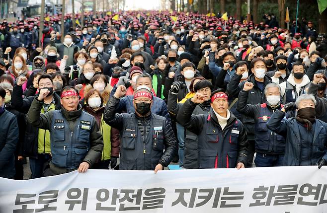 전국민주노동조합총연맹(민주노총) 공공운수노조 화물연대본부(화물연대) 총파업 13일째인 6일 오후 인천시 남동구 인천시청 앞에서 민주노총 인천지역본부가 총파업·총력투쟁대회를 진행하고 있다. ⓒ연합뉴스