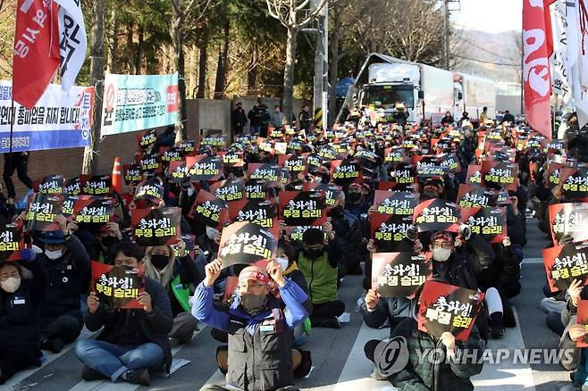 화물연대 광주본부 총력투쟁 결의대회 (광주=연합뉴스) 조남수 기자 = 화물연대 총파업 9일째를 맞은 2일 오후 광주 광산구 금호타이어 광주공장 정문 앞에서 화물연대 총력투쟁 결의대회가 열리고 있다. 2022.12.2 iso64@yna.co.kr