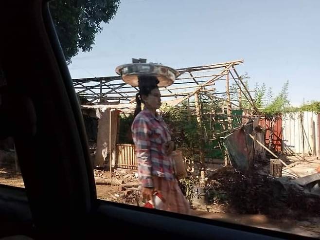 강제 철거가 진행 중인 양곤 밍글라돈구 삔마빈 마을. 한 주민이 가재도구를 챙겨 나오고 있다. [SNS 캡처. 재판매 및 DB 금지]