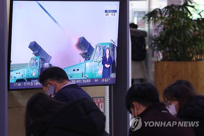 북한군 "적들, 9·19위반 논하려면 과거 먼저 계산돼야" (서울=연합뉴스) 신현우 기자 = 북한이 동·서해상의 9·19 남북군사합의로 설정된 해상완충구역에 130여 발의 포탄 사격을 가했다고 합동참모본부가 밝힌 지난 5일 오후 서울역 대합실에서 시민들이 관련 보도를 보고 있다. 북한의 포병 사격은 지난달 3일 강원 금강군 일대에서 동해상 9·19 군사합의에 따른 완충구역 내부로 80여 발을 쏜 이후 약 한 달 만이다.  nowwego@yna.co.kr