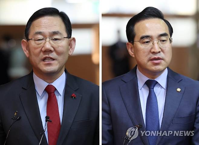 답변하는 여야 원내대표 (서울=연합뉴스) 백승렬 기자 = 국민의힘 주호영 원내대표(왼쪽)와 더불어민주당 박홍근 원내대표가 2일 오전 여야 원내대표 회동을 마친 뒤 취재진의 질문에 답변하고 있다. 2022.12.2 srbaek@yna.co.kr