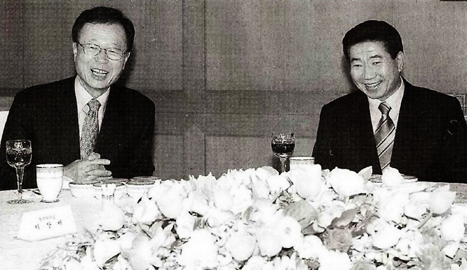 노무현 전 대통령과 박희태 한나라당 대표권한대행이 2003년 3월 13일 청와대에서 오찬 회담을 진행했다. (사진=연합뉴스)