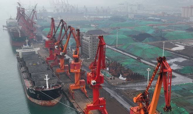 중국 장쑤성에 위치한 한 항구(사진=AFP)