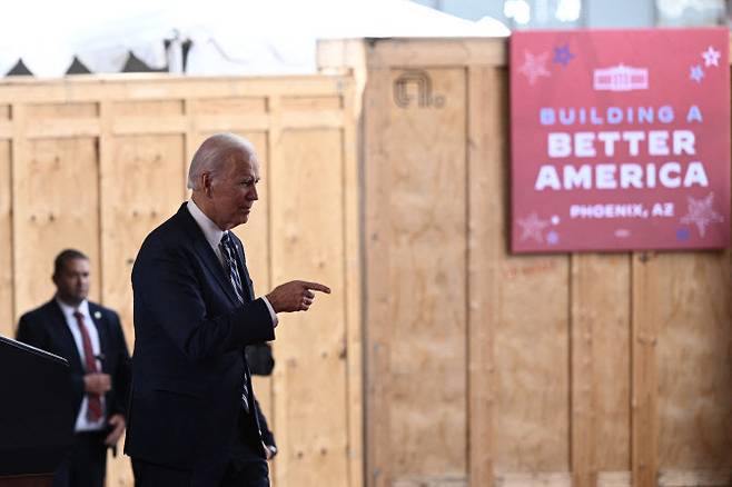 미국 애리조나주 피닉스의 TSMC 공장을 방문한 조 바이든 미 대통령이 6일(현지시간) 연설을 마친 뒤 참석자들에게 인사하고 있다. (사진=AFP)