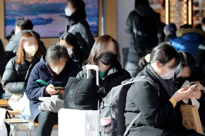 6일 오후 서울 중구 서울역에서 시민들이 마스크를 착용한 상태로 기차를 기다리고 있다. [사진=뉴스1]