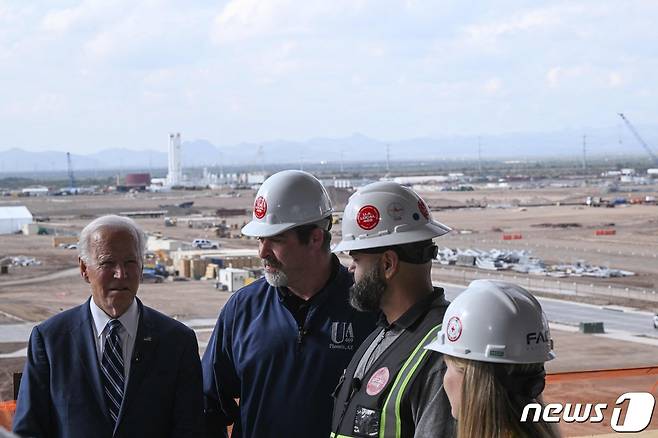 미국 애리조나주 피닉스 외곽에 위치한 대만반도체(TSMC) 공장 기공식에 참석한 조 바이든 대통령(왼쪽). 2022.12.06ⓒ AFP=뉴스1