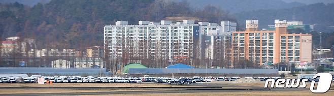 화물연대 총파업 14일째인 7일 오전 광주공항 활주로 인근에 로드탁송(개별탁송)으로 옮겨진 기아차 신차들이 적치돼 있다. 기아는 파업 여파로 광주공장에서 생산되는 완성차를 더이상 광주 인근에 적치할 수 없는 상황이 되자 이날부터 전남 목포항 부두로 신차 운송을 시작했다. 2022.12.7/뉴스1 ⓒ News1 이승현 기자