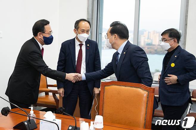 주호영 국민의힘 원내대표(왼쪽)와 박홍근 더불어민주당 원내대표, 추경호 경제부총리 겸 기획재정부 장관이 7일 서울 여의도 국회에서 예산안 협상을 위해 만나 인사를 나누고 있다. 오른쪽은 김성환 더불어민주당 정책위의장. 2022.12.7/뉴스1 ⓒ News1 유승관 기자