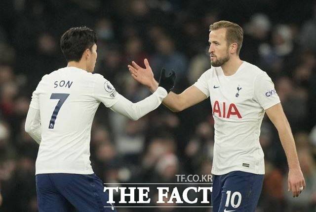 손흥민 소속팀 '토트넘 홋스퍼'와 공식 라이선스를 맺고 홍보에 나선 기업들도 있다. /뉴시스