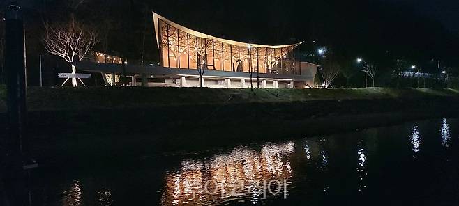 물빛나루쉼터 야간 전경