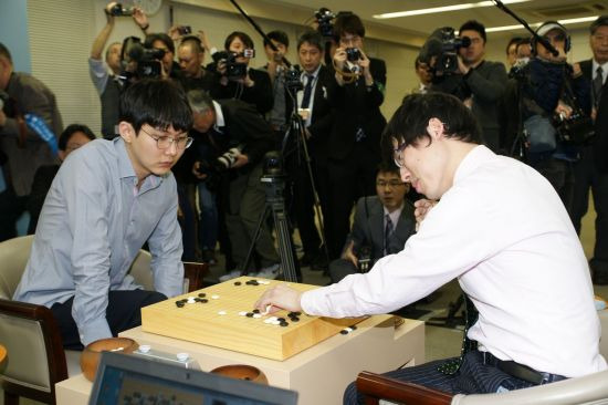 한국의 박정환 9단과 바둑을 두고 있는 일본의 이야마 유타 9단(사진 오른쪽) [사진제공=한국기원]