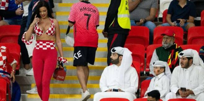 카타르월드컵에서 노출 의상을 입은 여성 이바나 놀을 바라보는 현지 남성들. /트위터 @TrollFootball