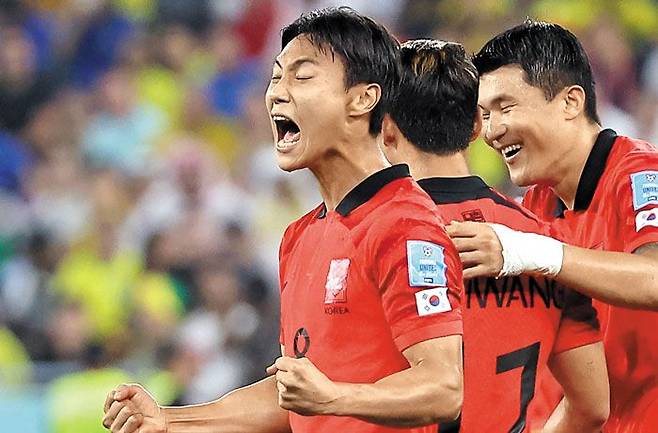 백승호(왼쪽)가 6일 한국과 브라질의 카타르 월드컵 16강전에서 0-4로 뒤지던 후반 31분 왼발 중거리 슈팅으로 만회골을 뽑은 후 포효하고 있다. /연합뉴스