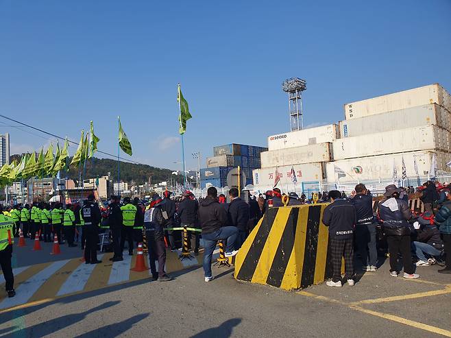 민주노총 부산본부가 지난 6일 오후 부산 남구 용당동 신선대부두 정문 앞에서 '화물연대 파업지지 집회'를 갖고 있다./조선일보db