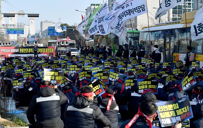 민주노총 광주지역 화물연대 총파업 결의대회가 열린 7일 오후 광주 서구 치평동 광주시청 앞에서 노동자들이 안전 운임제 확대를 촉구하고 있다. /뉴시스