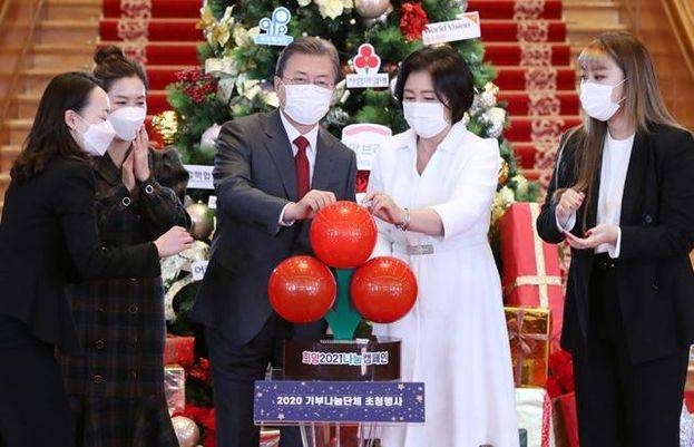 문재인 전 대통령과 김정숙 여사가 지난해 12월 3일 오전 청와대에서 열린 '2020 기부 나눔단체 초청 행사'에 참석, 사회복지공동모금회 성금함에 성금을 기부하고 있다. /연합뉴스