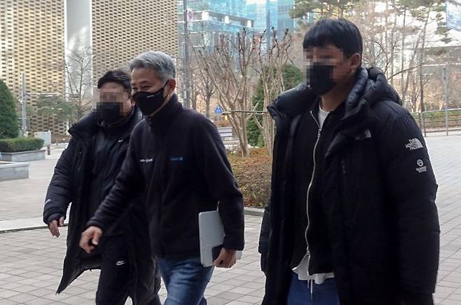 지난달 25일 장현국 위메이드 대표가 경기 성남시 사옥으로 출근하고 있는 모습. ⓒ연합뉴스