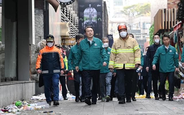 윤석열 대통령이 10월 30일 서울 용산 이태원 참사 현장을 살펴보고 있다. 고영권 기자