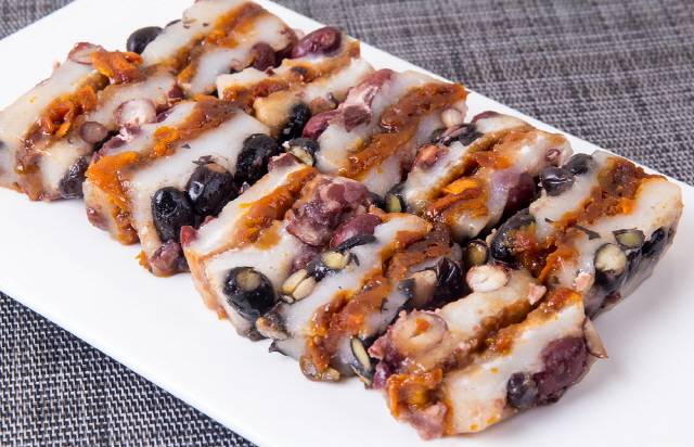 삼키기 어려운 문제가 있는 사람은 찰떡처럼 끈적한 음식은 섭취를 하면 안된다./클립아트코리아 제공