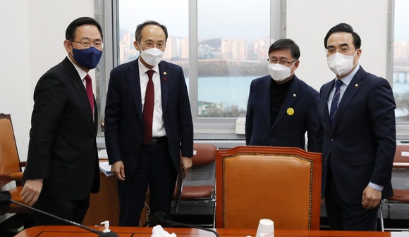 박홍근(오른쪽부터) 더불어민주당 원내대표, 김성환 정책위의장, 추경호 경제부총리 겸 기획재정부 장관, 주호영 국민의힘 원내대표가 7일 오후 서울 여의도 국회 예산결산특별위원회 소회의실에서 열린 예산안 관련 여야 2+2 회동에 참석하고 있다. [사진=뉴시스]