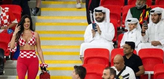 2022 카타르월드컵에서 노출 의상을 입은 크로아티아 출신 모델 겸 인플루언서 이바나 놀을 휴대전화로 촬영하는 듯한 현지 남성들. 사진 TrollFootball 트위터 캡처