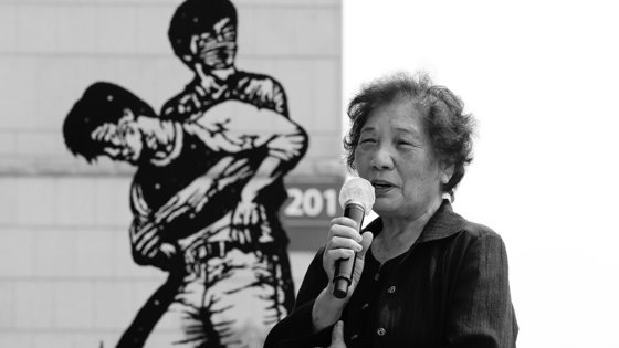 지난해 6월 9일 서울 서대문구 연세대에서 열린 제34주기 이한열 열사 추모식에서 이 열사의 어머니 배은심 여사가 인사말을 하고 있다. 배 여사는 아들의 죽음 이후 민주화 운동에 헌신했다. 뉴시스
