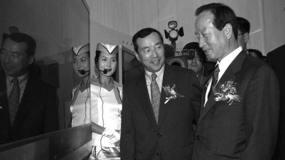 2002년 열린 한국전자전에서 신국환 산업자원부 장관(오른쪽)과 구자홍 LG전자 부회장이 LG전자 60인치 LCD 프로젝션 TV를 둘러보고 있다. 중앙포토