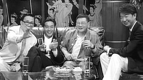 니쾅(倪匡·예광, 오른쪽 두번째)과 그의 친구인 유명 작곡가 황잔(黃霑, 1940~2004, 왼쪽 첫번째), 미식가 차이란(蔡瀾·81, 오른쪽 첫번째)이 1980년대 TV 토크쇼에 출연한 영화배우 장궈룽(張國榮, 왼쪽 두번째)과 대담하고 있다. 사진 홍콩 명보