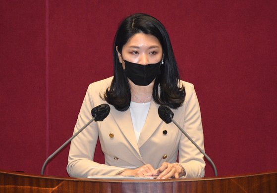 신현영 더불어민주당 의원이 지난해 5월 21일 오전 서울 여의도 국회에서 열린 본회의에서 의사진행발언을 하고 있다. 뉴스1