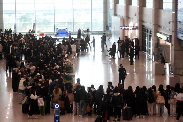 12년만에 월드컵 16강에 진출한 대한민국 축구대표팀이 귀국하는 7일 오후 인천국제공항에 수많은 팬들과 취재진들이 대기하고 있다./최혁 한경닷컴 기자