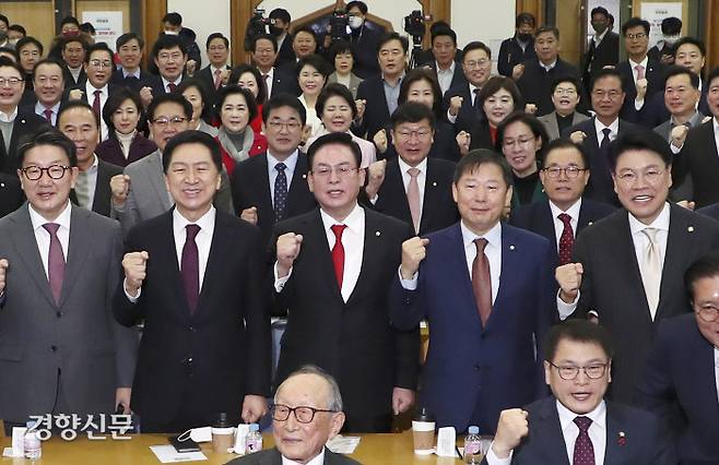 국민의힘 장제원(오른쪽), 권성동(왼쪽) 의원 등 ‘윤핵관’으로 불리는 여권 핵심인사들이 7일 국회 의원회관에서 열린 ‘국민공감’ 출범식에 참석해 파이팅을 외치고 있다. 박민규 선임기자