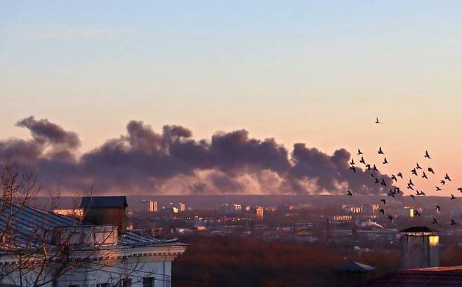이틀 연속으로 국경 너머 역습 러시아 남서부 쿠르스크 지역의 공항에서 6일(현지시간) 우크라이나의 소행으로 추정되는 드론 공습으로 폭발이 일어나 검은 연기가 솟구쳐 오르고 있다. 쿠르스크 | UPI연합뉴스