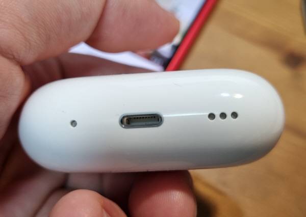 에어팟 프로 2세대 충전용 케이스 하단 모습. 라이트닝 충전 단자와 스피커가 달렸다. 이 스피커에서는 충전 시작음, 케이스 찾기 때 직접 소리를 낸다. 정옥재 기자