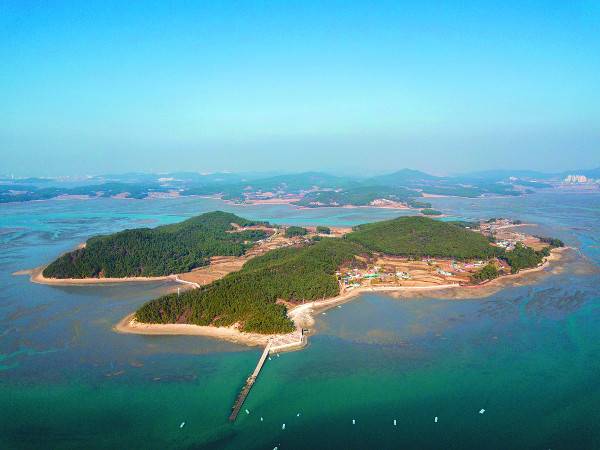 웅도항 공중에서 내려다본 웅도 전경.