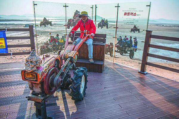 ‘머드맥스’ 촬영지 해변 포토존의 경운기 앞머리.