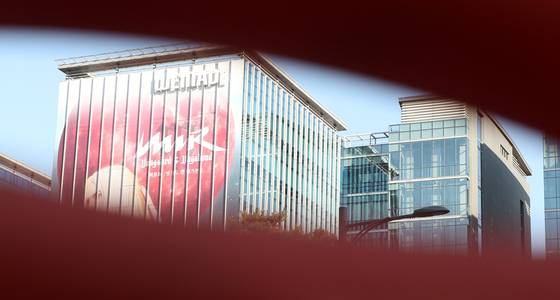 (성남=뉴스1) 김명섭 기자 = 게임업체 위메이드가 자체 발행 암호화폐(위믹스)를 예고 없이 대량 매도한 사실이 밝혀져 논란이 일고 있다. 위믹스는 게임 내에서 번 돈을 현금화하기 위한 암호화폐로 위메이드가 대량 매도하면서 가치가 큰폭으로 하락했다. 사진은 12일 경기도 성남시 위메이드 본사 모습. 2022.1.22 뉴스1