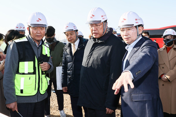 이상일 용인특례시장이 7일 용인 원삼 반도체클러스터 사업 현장을 방문한 국민의힘 정진석 비상대책위원장과 국민의힘 의원들에게 “클러스터 발전을 위해서는 접근도로인 국지도 57호선 마평에서 고당 구간 확장과 반도체 고속도로 건설이 필요하다”며 정부 여당의 적극적인 지원을 요청했다. / 사진제공=용인특례시