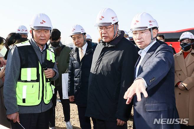 [용인=뉴시스] 이상일 용인특례시장이 7일 정진석 국민의힘 비상대책위원장에게 국지도 57호선 확장 구간에 대해 설명하고 있다.