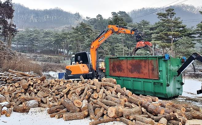 [괴산=뉴시스] 사랑의 땔감 나누기. (사진=괴산군 제공) photo@newsis.com *재판매 및 DB 금지